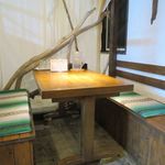 中華そば カリフォルニア - 店内テーブル席