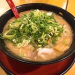 うま屋ラーメン - サービスのネギは、別の器で来ます。乗っけると、こんな感じ。