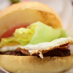 BASHI BURGER CHANCE - ベーコンエッグチーズバーガー＠税込1,380円：頬張ろうとする角度