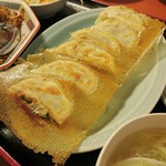 中華料理 福楽 - 「黒炒飯定食」に付く餃子