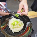 日の出製麺所 - ネギは自分でチョキチョキね。