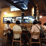 炭火焼肉 康 - 店内カウンター席
