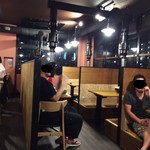 炭火焼肉 康 - 店内テーブル席