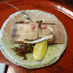 草喰 なかひがし - 鯉の焼き物（杉板で巻いてあります）