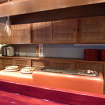 草喰 なかひがし - 左奥の「おくどさん」と塗りのカウンター