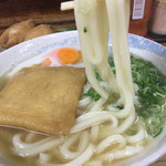 弥太郎うどん - きつねうどん（月見トッピング）麺リフト