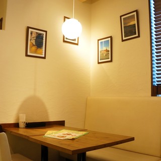 【ゆっくり時間】白を基調とした落ち着いた店内