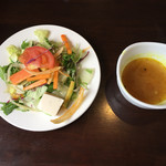 カーン・ケバブ・ビリヤニ - サラダとラッサム