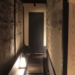 富小路 やま岸 - 店舗へのアプローチ