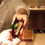 富小路 やま岸 - マグロ、このわた（海鼠腸）海苔巻き寿司