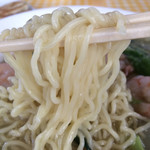 広ちゃん飯店 - 「エビそば」大盛 麺リフト。麺は自家製、機械打ち角刃麺、やや縮れの入った中細麺である。