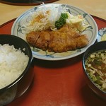 安曇野 - とんかつ定食 1300円 味噌カツが苦手なので普通のとんかつ定食を注文したが、カツ丼のようなだし汁につけられておりガックリ！味はカツ丼のようでした。