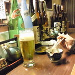 酒肴酒菜スグリ - カウンター席でまずはビール