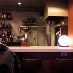 讃喫茶室 - カウンター奥に焙煎機