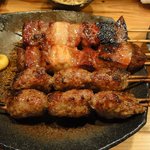 手前からセット内容のつくね、混合