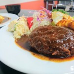 ツル - 目玉焼きの下には懐かしい感じのハンバーグ