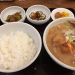 吉田とん汁店 - 「豚汁定食」！
            ご飯は中サイズ、良い米質で美味。
            小鉢二品、漬物も美味しいです。
            これで680円。