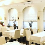 RISTORANTE VIA MARE - 白を基調とした落ち着いた店内