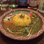 トリッピンスパイス - 「ほうれん草の和だしコルマカレー」と、「豆と鶏ひき肉のグリーンカレー」の、あいがけ
