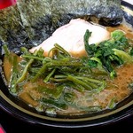 家系ラーメン王道 いしい - 茎ワカメは沈んでますよ