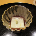 懐石料理 はし本 - 付き出し：胡麻豆腐　菊の花びら入り