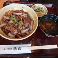 豚捨 KITTE丸の内店 - 名代山椒香る夏牛丼