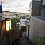 潭亭 - 階段を下りるとお店の入り口