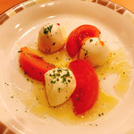サイゼリヤ - フレッシュトマトとチーズのサラダ