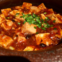 虎萬元 南青山店 - 麻婆豆腐    豆豉が味の決め手になってる北京風麻婆豆腐！味が濃いので白御飯が必須！！