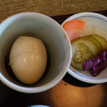 生そば砂田 - 煮玉子と漬物