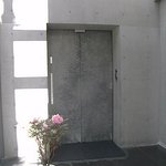 Yama Naka - 重々しい入口のドア