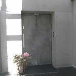 やま中・本店　鮨と日本料理　 - 重々しい入口のドア