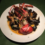 ワインレストラン ドミナス - 活きオマール海老のポワレ モンサンミッシェル産ムール貝のアメリケーヌソース