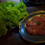 韓日館 - 肉厚でしっかり旨味が濃くジューシー、上タン塩焼きとサンチュ