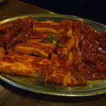 韓日館 - KNKセットのタレ焼きは、上ロースや上バラ、肉厚なハラミと骨付きカルビの4種