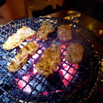 韓日館 - 火力の強い七輪でこんがり香ばしく焼ける、タレ焼きのお肉たち