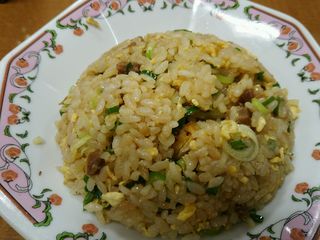 餃子の王将 - チャーハンは強烈な油でしっとりとしてネトネト。パラパラ感がない中途半端な味わい。