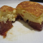 ア・ニュ ルトゥルヴェ・ヴー - 紅玉りんごのスフレチーズケーキ断面ＵＰ