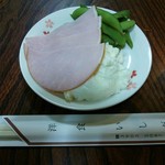 洋食いしだ - 付きだし（ポテトサラダ、ロースハム、枝豆）