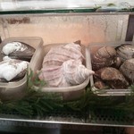 竹鮨 - ショーケース内の左から赤貝、不明、ほっき貝