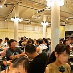 俺のフレンチ・イタリアン - お店を入ってすぐが通常席（立ち飲み用テーブルにハイチェアをつけてある）