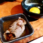 よろにく - 軽く炙って玉子にくぐらす