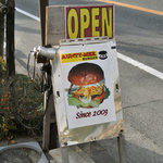 アンティーミー バーガー - 駐車場前の看板