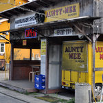 アンティーミー バーガー - 暖かい日ならこのスペースを使うのもいいかも