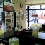 なか卯 - コの字カウンターの両脇はテーブル席。