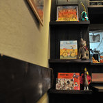 ヨバレヤカフェ - 雑貨や絵本、様々なアーティストさんの作品が展示されています。