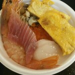 青森魚菜センター - ホタテ、いくら、中とろ、赤海老(大)、つぶ、玉子