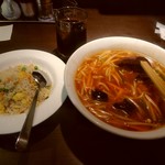 上海華龍 - 【2017.9.7(木)】本日のランチ①(四川風ラーメン＆五目チャーハン)780円