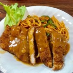 ナポリタンの上にとんかつを乗せたスパゲッティいしだ800円は優しい味わいの特製ソースが秀逸