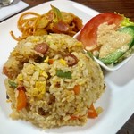 洋食いしだ - 名物のひとつと言えるナポリタンとサラダを添えた絶品のやきめしスペシャル800円は大盛りでお願いしました